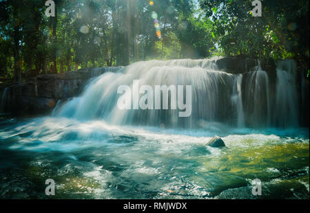 Wunderschöne Aussicht auf einen Wasserfall in Phnom Kulen National Park. Kambodscha Stockfoto