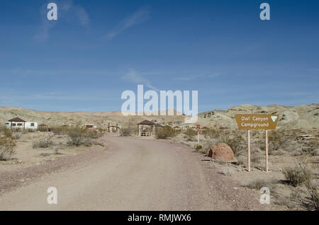 Campingplätze an der Eule Canyon Campground durch das Büro des Land-Managements BLM Betrieben in der Mojave Wüste in der Nähe von Rainbow Basin und Barstow CA Stockfoto