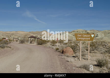 Campingplätze an der Eule Canyon Campground durch das Büro des Land-Managements BLM Betrieben in der Mojave Wüste in der Nähe von Rainbow Basin und Barstow CA Stockfoto