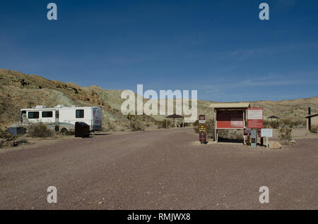 Campingplätze an der Eule Canyon Campground durch das Büro des Land-Managements BLM Betrieben in der Mojave Wüste in der Nähe von Rainbow Basin und Barstow CA Stockfoto