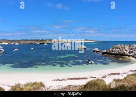 Wunderschöne Bucht mit klaren, blauen Meer mit Yachten und ein Pier auf Rottnest Island, Australien. Stockfoto