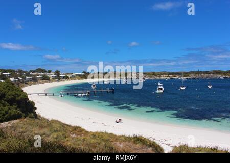 Wunderschöne Bucht mit klaren, blauen Meer mit Yachten und ein Pier auf Rottnest Island, Australien. Stockfoto