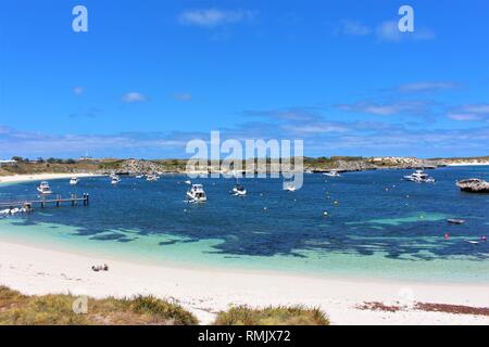 Wunderschöne Bucht mit klaren, blauen Meer mit Yachten und ein Pier auf Rottnest Island, Australien. Stockfoto