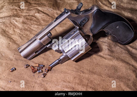 Alte Armee Pistole Gewehr. Konzept von Sicherheit. Pistole auf dem alten Hintergrund. Stockfoto