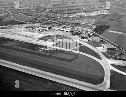 Luftaufnahme des ehemaligen Münchner Flughafen in Riem. Im Hintergrund, die Pferderennbahn, Autobahn 94 und der namensgebende Stadtteil Riem. Stockfoto