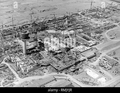 Blick auf die Baustelle des großen Flughafen München II in Erdingter Moos. Etwa 20 Krane wurden gleichzeitig in der Bau des Flughafens verwendet. Die fast 80 m hohen Turm eindeutig erkannt werden können. Stockfoto