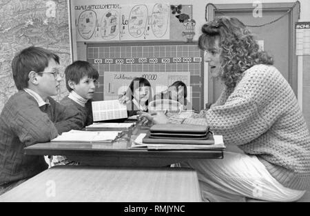 Ein Lehrer unterrichtet in einer deutschsprachigen Grundschule Klasse. Mit der Machtübernahme der Faschisten in Südtirol 1922, der Gebrauch der deutschen Sprache in der Schule, als auch in allen öffentlichen Einrichtungen verboten wurde. Alle deutschen Beamten wurden entlassen und Italienischen erklärt wurde die einzige nationale Sprache zu sein. Es war nicht bis die 'Gruber-de-Gasperi Vereinbarung" an der Pariser Friedenskonferenz 1946 angenommen, dass Südtirol autonomen Status gewährt, und Englisch die offizielle Sprache wurde zusammen mit Italienisch. Undatiertes Foto, vermutlich in den 1960er Jahren. Stockfoto