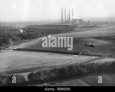 Grenze Installationen und no-man's-land mit Braunkohle befeuerte Kraftwerk und Lieferung auf der Schiene in der Nähe von Helmstedt (Niedersachsen). Stockfoto