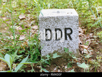 Im Bild ein DDR-Stein im Wald an der innerdeutschen Grenze. Stockfoto