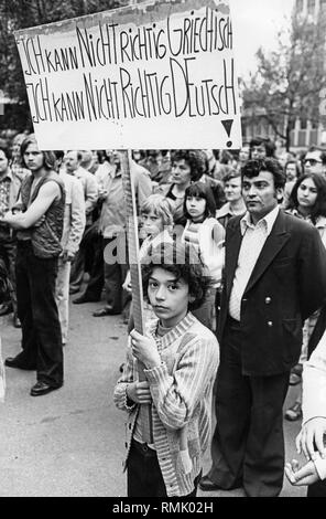 Ein gastarbeiter Kind bei einer Demonstration von der GEW (Gewerkschaft Erziehung und Wissenschaft) mit einem Schild: "Ich bin nicht der Griechische/Ich spreche nicht Deutsch sprechen." Richtig! Die GEW fordert für einen Protest gegen die fehlende Integration für die zweite Generation der in Deutschland lebenden Ausländer. Stockfoto