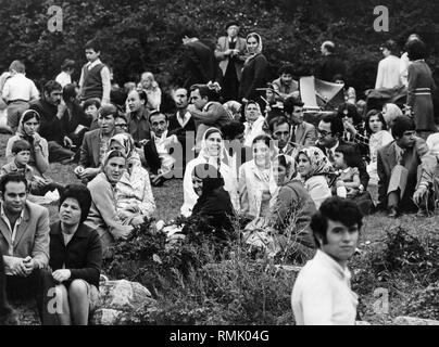 Türkische Gastarbeiter verbringen ihre freie Zeit am Sonntag nachmittag im Victoria Park von Berlin-Kreuzberg. Stockfoto