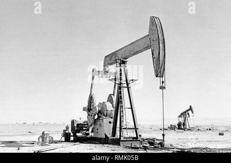 Die Ölförderung in Israel, zwei Lufkin tiefe Pumpen in der Wüste. Stockfoto