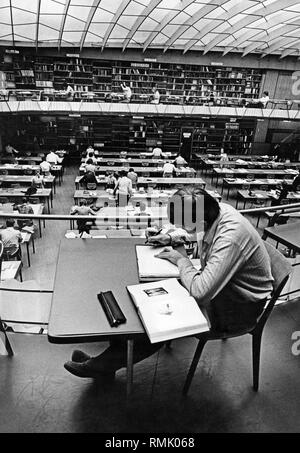 Studierende im Lesesaal der Bibliothek der Albert-Ludwigs-Universität Freiburg. Stockfoto