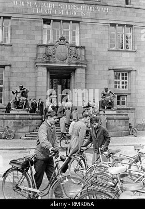 Freiburger Studenten vor dem Hauptgebäude der Albert-Ludwigs-Universität. Stockfoto