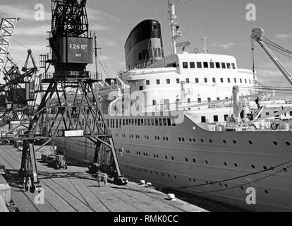 Ein Passagier Schiff liegt am Kai des Hafens von Le Havre in der Normandie. Stockfoto