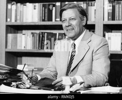 Bundeskanzler Helmut Schmidt an seinem Schreibtisch im Neuen Bundeskanzleramt in Bonn. Stockfoto