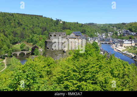 Panoramablick über das 10. Jahrhundert Bouillon Burg und Stadt entlang der Semois in Bouillon, Belgien Stockfoto