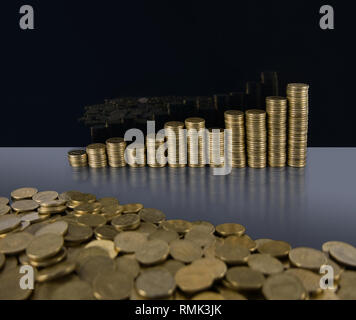 Ein Haufen von Euro Cent Münzen mit einem Euro Plan im Hintergrund Stockfoto