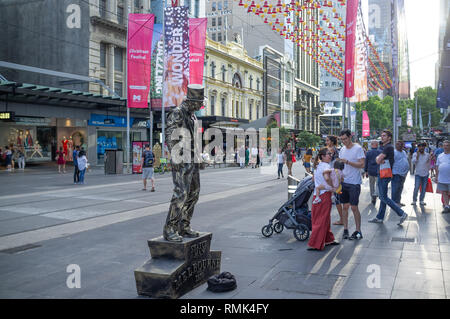 Melbourne, Australien - 1. Dezember 2018: lebende Statue Interpret bronze Mann unterhält die Menschenmenge vor Weihnachten Stockfoto