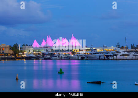 Gold Coast, Australien - 8. Januar 2019: Marina Mirage Segel glühende in Rosa und günstig Yachten bei Nacht Stockfoto