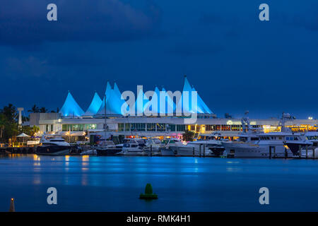 Gold Coast, Australien - 8. Januar 2019: Marina Mirage Segel glühende in Blau und günstig Yachten bei Nacht Stockfoto