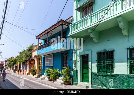 Alte Häuser in der Calle de San Antonio, Barrio Getsemaní, Cartagena de Indias, Kolumbien. Stockfoto