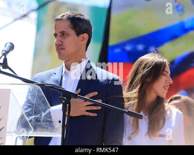 Caracas, Venezuela Februar 12, 2019: Die Venezolanische Opposition leader Juan Guaido interim Herrscher und Frau Fabiana Rosales singen die Nationalhymne Stockfoto