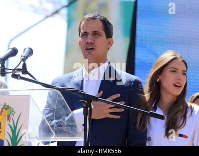 Caracas, Venezuela Februar 12, 2019: Die Venezolanische Opposition leader Juan Guaido interim Herrscher und Frau Fabiana Rosales singen die Nationalhymne Stockfoto