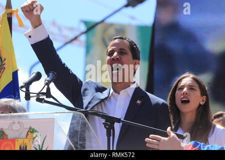 Caracas, Venezuela Februar 12, 2019: Die Venezolanische Opposition leader Juan Guaido interim Herrscher und Frau Fabiana Rosales singen die Nationalhymne Stockfoto