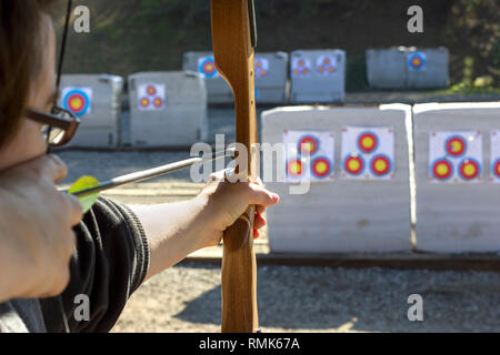 Bogenschießen oder Schießen mit Pfeil und Bogen auf einem sonnigen. Die Ausrüstung ist im Leistungssport und als eine traditionelle Waffe eingesetzt. T Stockfoto