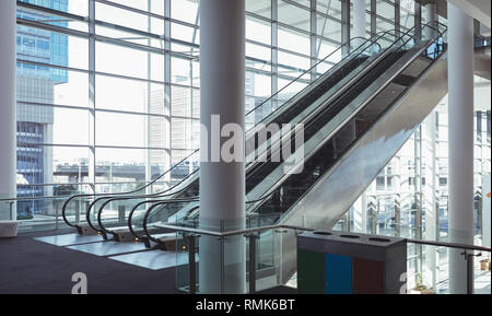 Rolltreppe in einem modernen Büro Stockfoto