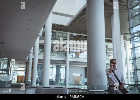 Unternehmer sprechen über das Handy im Büro Stockfoto