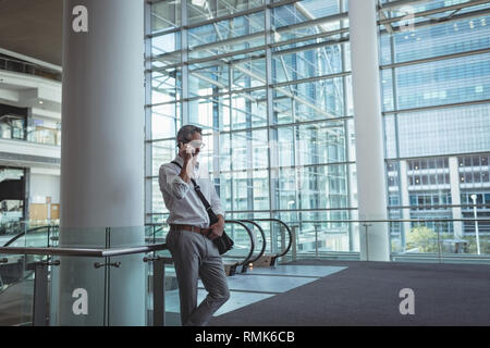 Unternehmer sprechen über das Handy im Büro Stockfoto