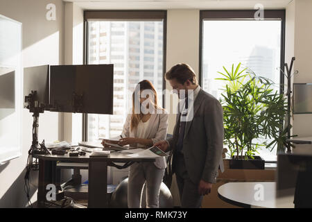 Menschen diskutieren über Dokumente im Büro Stockfoto