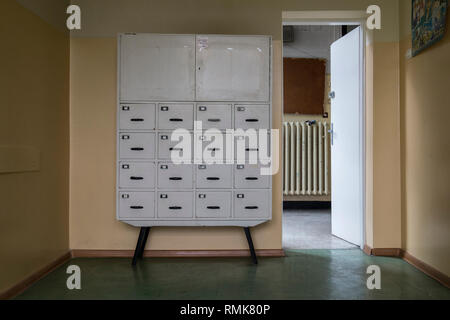 Mailbox in einem alten kommunistischen Appartement in Krakau, Polen. Stockfoto