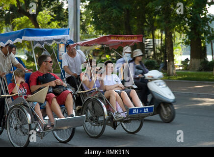 Touristen in Cyclos, Hanoi, Vietnam Stockfoto