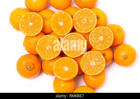 Blick von oben auf die runde Scheiben von Reif saftig organische Mandarinen auf einem weißen Hintergrund. Vitamine gesunde Lebensweise vegan Super Foods Konzept. Stockfoto