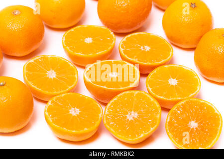 Der runde Scheiben von Reif saftig organische Mandarinen auf einem weißen Hintergrund. Vitamine gesunde Lebensweise vegan Super Foods Konzept. Stockfoto