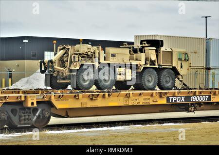 Militärfahrzeuge und Ausrüstung mit den 389 Ingenieur Bataillon ist auf triebwagen Feb 5, 2019 geladen, der Rail Yard am Fort McCoy, Wis. Die Bewegung ist für die Zukunft der 389 th Beteiligung in Betrieb entschlossen Schloss 2019 in Polen. Einheit Soldaten geladen 38 Autos mit Fahrzeugen und Ausrüstung nach dem Training in einer Schiene Leiter Operations Klasse von Vertretern des Marine Corps Logistik Base-Barstow, Calif Fort Mccoys Logistics Readiness Center Personal unterstützt mit dem Laden. (U.S. Armee Foto von Scott T. Sturkol, Public Affairs Office, Fort McCoy, Wis.) Stockfoto