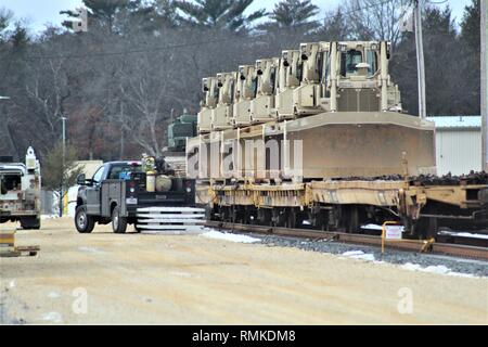 Militärfahrzeuge und Ausrüstung mit den 389 Ingenieur Bataillon ist auf triebwagen Feb 5, 2019 geladen, der Rail Yard am Fort McCoy, Wis. Die Bewegung ist für die Zukunft der 389 th Beteiligung in Betrieb entschlossen Schloss 2019 in Polen. Einheit Soldaten geladen 38 Autos mit Fahrzeugen und Ausrüstung nach dem Training in einer Schiene Leiter Operations Klasse von Vertretern des Marine Corps Logistik Base-Barstow, Calif Fort Mccoys Logistics Readiness Center Personal unterstützt mit dem Laden. (U.S. Armee Foto von Scott T. Sturkol, Public Affairs Office, Fort McCoy, Wis.) Stockfoto
