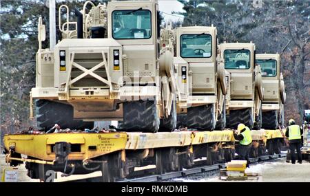 Militärfahrzeuge und Ausrüstung mit den 389 Ingenieur Bataillon ist auf triebwagen Feb 5, 2019 geladen, der Rail Yard am Fort McCoy, Wis. Die Bewegung ist für die Zukunft der 389 th Beteiligung in Betrieb entschlossen Schloss 2019 in Polen. Einheit Soldaten geladen 38 Autos mit Fahrzeugen und Ausrüstung nach dem Training in einer Schiene Leiter Operations Klasse von Vertretern des Marine Corps Logistik Base-Barstow, Calif Fort Mccoys Logistics Readiness Center Personal unterstützt mit dem Laden. (U.S. Armee Foto von Scott T. Sturkol, Public Affairs Office, Fort McCoy, Wis.) Stockfoto