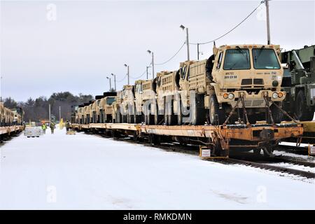 Militärfahrzeuge und Ausrüstung mit den 389 Ingenieur Bataillon ist auf triebwagen Feb 6, 2019 geladen, der Rail Yard am Fort McCoy, Wis. Die Bewegung ist für die Zukunft der 389 th Beteiligung in Betrieb entschlossen Schloss 2019 in Polen. Einheit Soldaten geladen 38 Autos mit Fahrzeugen und Ausrüstung nach dem Training in einer Schiene Leiter Operations Klasse von Vertretern des Marine Corps Logistik Base-Barstow, Calif Fort Mccoys Logistics Readiness Center Personal unterstützt mit dem Laden. (U.S. Armee Foto von Scott T. Sturkol, Public Affairs Office, Fort McCoy, Wis.) Stockfoto