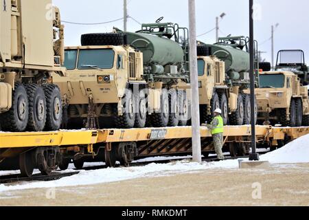 Militärfahrzeuge und Ausrüstung mit den 389 Ingenieur Bataillon ist auf triebwagen Feb 6, 2019 geladen, der Rail Yard am Fort McCoy, Wis. Die Bewegung ist für die Zukunft der 389 th Beteiligung in Betrieb entschlossen Schloss 2019 in Polen. Einheit Soldaten geladen 38 Autos mit Fahrzeugen und Ausrüstung nach dem Training in einer Schiene Leiter Operations Klasse von Vertretern des Marine Corps Logistik Base-Barstow, Calif Fort Mccoys Logistics Readiness Center Personal unterstützt mit dem Laden. (U.S. Armee Foto von Scott T. Sturkol, Public Affairs Office, Fort McCoy, Wis.) Stockfoto