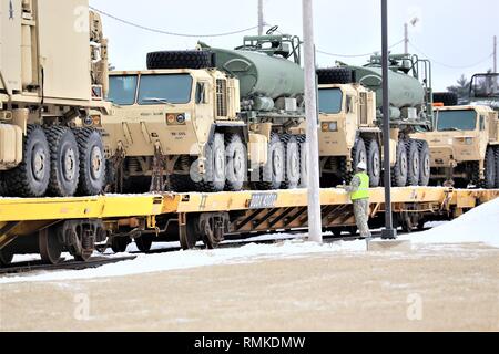 Militärfahrzeuge und Ausrüstung mit den 389 Ingenieur Bataillon ist auf triebwagen Feb 6, 2019 geladen, der Rail Yard am Fort McCoy, Wis. Die Bewegung ist für die Zukunft der 389 th Beteiligung in Betrieb entschlossen Schloss 2019 in Polen. Einheit Soldaten geladen 38 Autos mit Fahrzeugen und Ausrüstung nach dem Training in einer Schiene Leiter Operations Klasse von Vertretern des Marine Corps Logistik Base-Barstow, Calif Fort Mccoys Logistics Readiness Center Personal unterstützt mit dem Laden. (U.S. Armee Foto von Scott T. Sturkol, Public Affairs Office, Fort McCoy, Wis.) Stockfoto