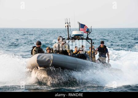 237449-N-DX 072-1461 GOLF VON THAILAND (Feb. 13, 2019) - Segler, die amphibious Transport dock Schiff USS Green Bay LPD (20) bereiten Sie einen Besuch, Board, Durchsuchung und Beschlagnahme (VBSS) Bohrer zu leiten, von einem starren - Rumpf Schlauchboot (Rhib). Green Bay, Teil der Wasp amphibischen bereit, Gruppe, mit Eingeschifft 31 Marine Expeditionary Unit (MEU), in Thailand, die in der Übung Cobra Gold 2019 zu beteiligen. Cobra Gold ist eine multinationale Übung von Thailand und den Vereinigten Staaten gefördert werden, ist entworfen, um die regionale Sicherheit und wirksame Reaktion auf die Krise Kontingenzen durch ein robustes vorzurücken Stockfoto