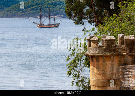 Die HM Bark Endeavour, ein Nachbau des Schiffes James Cook in seiner Welt Reise in 1768-1771 segelte, ist günstig Port Arthur in Tasmanien am 7. Feb 2019. Stockfoto