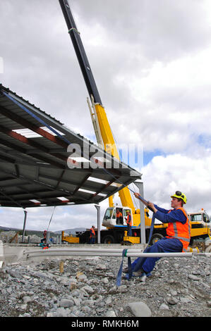 Einen 70 Tonnen Kran hebt das Dach auf eine neue Molkerei, Westland, Neuseeland Stockfoto