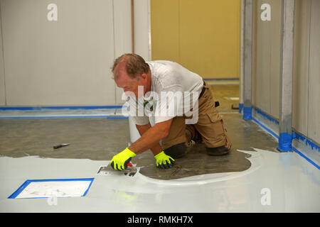 Händler, der Boden eines Industriebaus Epoxy Produkt zuweisen Stockfoto