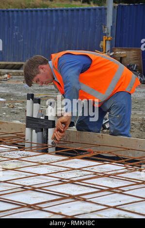 Ein Generator Verbindungen deaktiviert die Stärkung, bevor der Beton in das Fundament eines großen Gebäudes gegossen wird Stockfoto