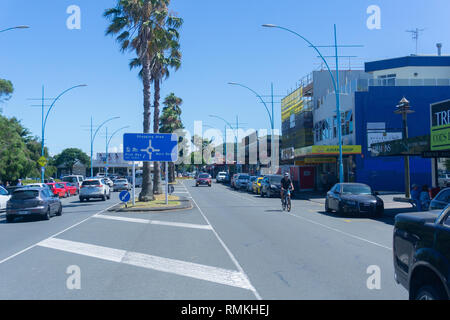 MOUNT MAUNGANUI NEUSEELAND - 8. FEBRUAR 2019: Maunganui Straße mit Hinweisschild Richtung Einkaufsviertel, Pilot Bucht und Strand Stockfoto